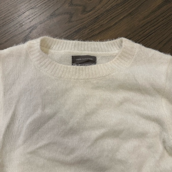 White fuzzy cropped urban outfitters sweater sz M - Picture 2 of 3